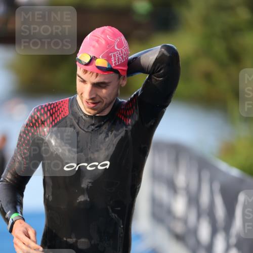 25.08.2024 - Elbe Triathlon Hamburg H.Heesch http://msf.ph/oto/6848453 25.08.2024 08:54:37 Schwimmen 229, 257 meine-sportfotos.de