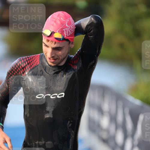 25.08.2024 - Elbe Triathlon Hamburg H.Heesch http://msf.ph/oto/6848466 25.08.2024 08:54:37 Schwimmen 229, 257 meine-sportfotos.de