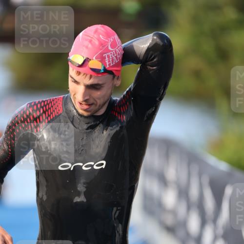 25.08.2024 - Elbe Triathlon Hamburg H.Heesch http://msf.ph/oto/6848470 25.08.2024 08:54:37 Schwimmen 229, 257 meine-sportfotos.de