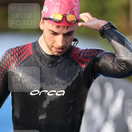 25.08.2024 - Elbe Triathlon Hamburg H.Heesch http://msf.ph/oto/6848486 25.08.2024 08:54:38 Schwimmen 229, 257 meine-sportfotos.de