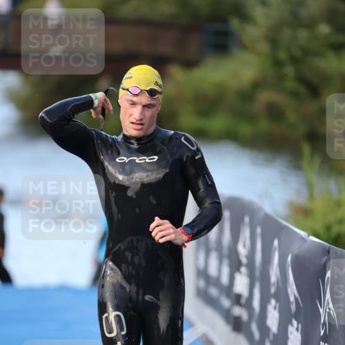 25.08.2024 - Elbe Triathlon Hamburg H.Heesch http://msf.ph/oto/6848537 25.08.2024 08:54:56 Schwimmen 229, 296 meine-sportfotos.de