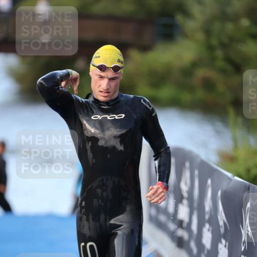 25.08.2024 - Elbe Triathlon Hamburg H.Heesch http://msf.ph/oto/6848552 25.08.2024 08:54:56 Schwimmen 229, 296 meine-sportfotos.de