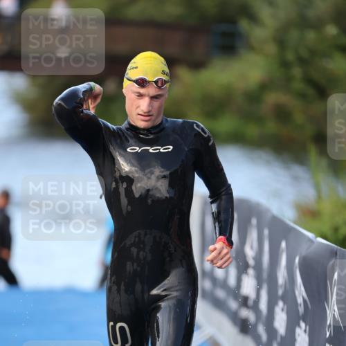 25.08.2024 - Elbe Triathlon Hamburg H.Heesch http://msf.ph/oto/6848557 25.08.2024 08:54:56 Schwimmen 229, 296 meine-sportfotos.de