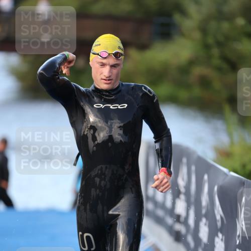 25.08.2024 - Elbe Triathlon Hamburg H.Heesch http://msf.ph/oto/6848567 25.08.2024 08:54:56 Schwimmen 229, 296 meine-sportfotos.de