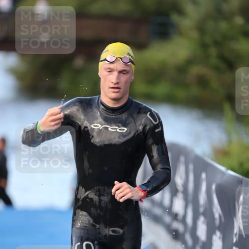 25.08.2024 - Elbe Triathlon Hamburg H.Heesch http://msf.ph/oto/6848576 25.08.2024 08:54:56 Schwimmen 229, 296 meine-sportfotos.de