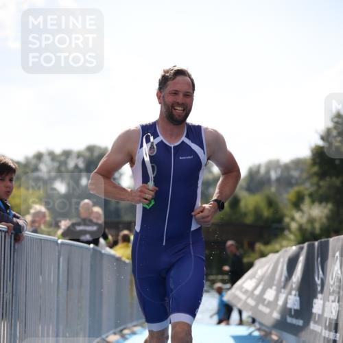 25.08.2024 - Elbe Triathlon Hamburg H.Heesch http://msf.ph/oto/6848586 25.08.2024 15:09:14 Schwimmen  meine-sportfotos.de
