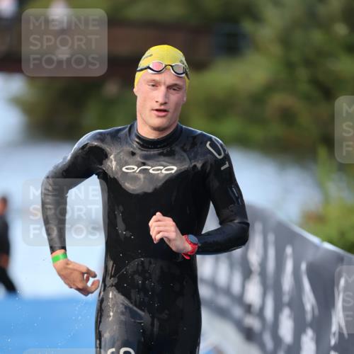 25.08.2024 - Elbe Triathlon Hamburg H.Heesch http://msf.ph/oto/6848594 25.08.2024 08:54:56 Schwimmen 229, 296 meine-sportfotos.de