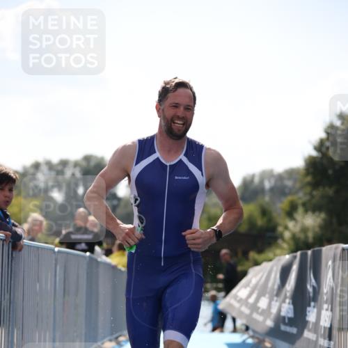 25.08.2024 - Elbe Triathlon Hamburg H.Heesch http://msf.ph/oto/6848598 25.08.2024 15:09:15 Schwimmen  meine-sportfotos.de