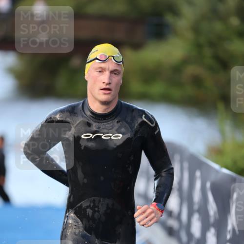 25.08.2024 - Elbe Triathlon Hamburg H.Heesch http://msf.ph/oto/6848610 25.08.2024 08:54:56 Schwimmen 229, 296 meine-sportfotos.de