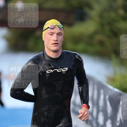 25.08.2024 - Elbe Triathlon Hamburg H.Heesch http://msf.ph/oto/6848627 25.08.2024 08:54:56 Schwimmen 229, 296 meine-sportfotos.de