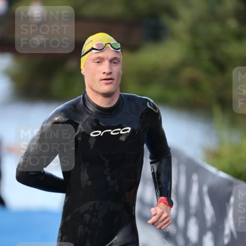 25.08.2024 - Elbe Triathlon Hamburg H.Heesch http://msf.ph/oto/6848631 25.08.2024 08:54:56 Schwimmen 229, 296 meine-sportfotos.de
