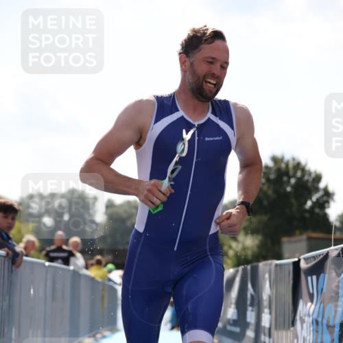 25.08.2024 - Elbe Triathlon Hamburg H.Heesch http://msf.ph/oto/6848636 25.08.2024 15:09:15 Schwimmen  meine-sportfotos.de