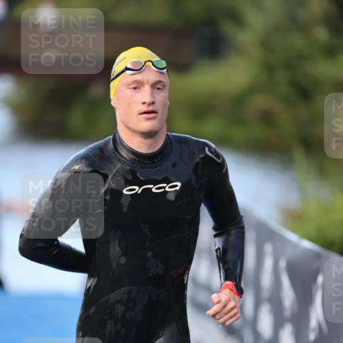 25.08.2024 - Elbe Triathlon Hamburg H.Heesch http://msf.ph/oto/6848639 25.08.2024 08:54:56 Schwimmen 229, 296 meine-sportfotos.de