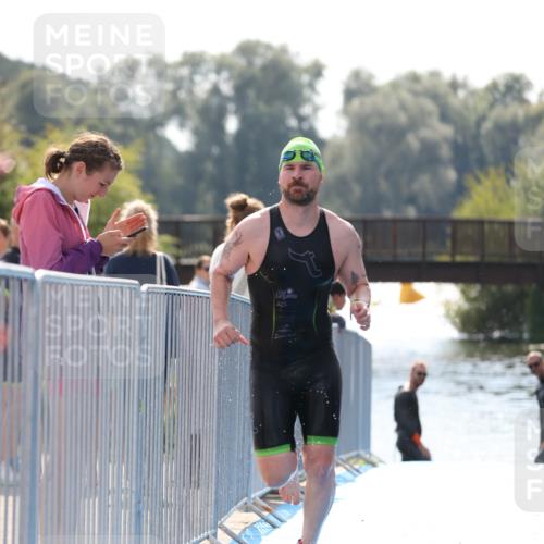 25.08.2024 - Elbe Triathlon Hamburg H.Heesch http://msf.ph/oto/6848645 25.08.2024 15:11:07 Schwimmen  meine-sportfotos.de