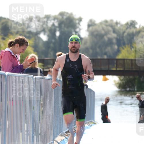 25.08.2024 - Elbe Triathlon Hamburg H.Heesch http://msf.ph/oto/6848652 25.08.2024 15:11:07 Schwimmen  meine-sportfotos.de