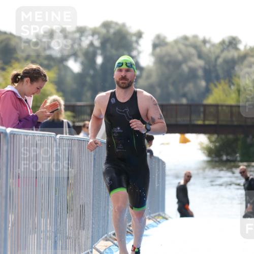 25.08.2024 - Elbe Triathlon Hamburg H.Heesch http://msf.ph/oto/6848661 25.08.2024 15:11:07 Schwimmen  meine-sportfotos.de