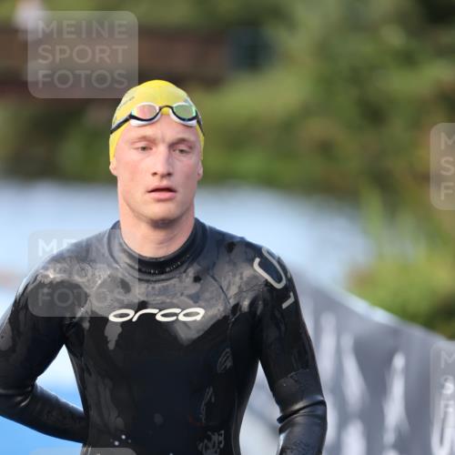 25.08.2024 - Elbe Triathlon Hamburg H.Heesch http://msf.ph/oto/6848674 25.08.2024 08:54:57 Schwimmen 229, 262, 296 meine-sportfotos.de