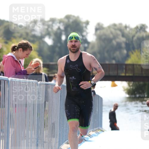 25.08.2024 - Elbe Triathlon Hamburg H.Heesch http://msf.ph/oto/6848676 25.08.2024 15:11:07 Schwimmen  meine-sportfotos.de