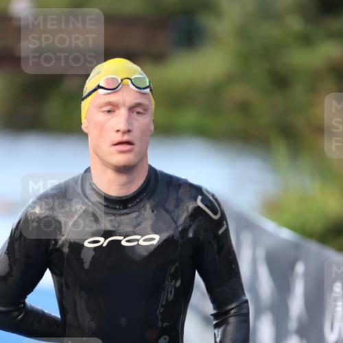 25.08.2024 - Elbe Triathlon Hamburg H.Heesch http://msf.ph/oto/6848681 25.08.2024 08:54:57 Schwimmen 229, 262, 296 meine-sportfotos.de