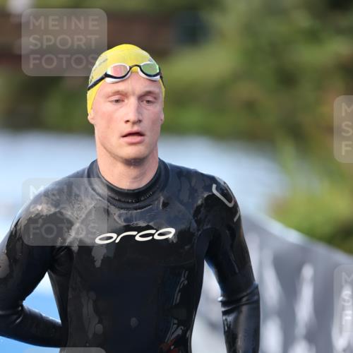 25.08.2024 - Elbe Triathlon Hamburg H.Heesch http://msf.ph/oto/6848690 25.08.2024 08:54:57 Schwimmen 229, 262, 296 meine-sportfotos.de