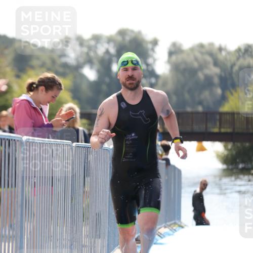 25.08.2024 - Elbe Triathlon Hamburg H.Heesch http://msf.ph/oto/6848699 25.08.2024 15:11:07 Schwimmen  meine-sportfotos.de