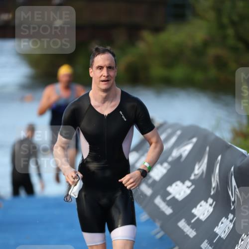 25.08.2024 - Elbe Triathlon Hamburg H.Heesch http://msf.ph/oto/6848714 25.08.2024 08:55:15 Schwimmen 262, 296 meine-sportfotos.de