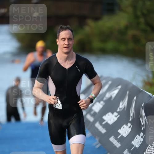 25.08.2024 - Elbe Triathlon Hamburg H.Heesch http://msf.ph/oto/6848721 25.08.2024 08:55:15 Schwimmen 262, 296 meine-sportfotos.de