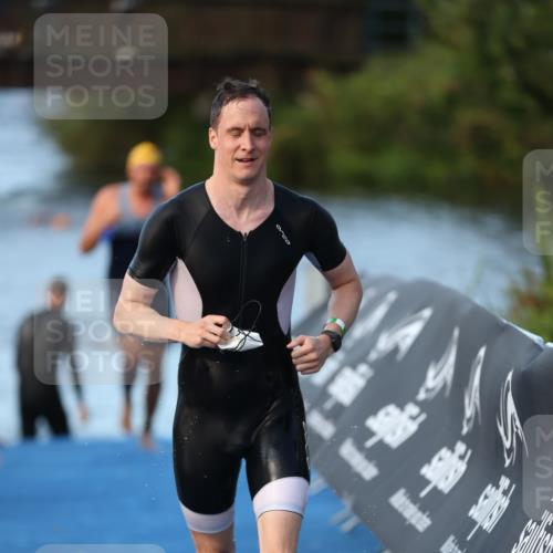 25.08.2024 - Elbe Triathlon Hamburg H.Heesch http://msf.ph/oto/6848730 25.08.2024 08:55:15 Schwimmen 262, 296 meine-sportfotos.de
