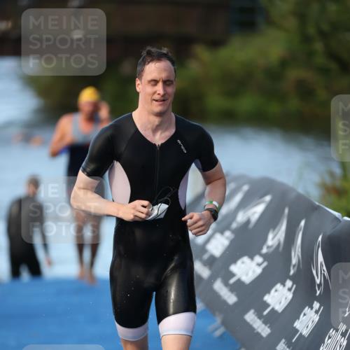 25.08.2024 - Elbe Triathlon Hamburg H.Heesch http://msf.ph/oto/6848737 25.08.2024 08:55:15 Schwimmen 262, 296 meine-sportfotos.de