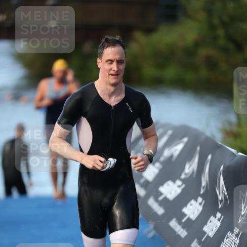 25.08.2024 - Elbe Triathlon Hamburg H.Heesch http://msf.ph/oto/6848744 25.08.2024 08:55:15 Schwimmen 262, 296 meine-sportfotos.de