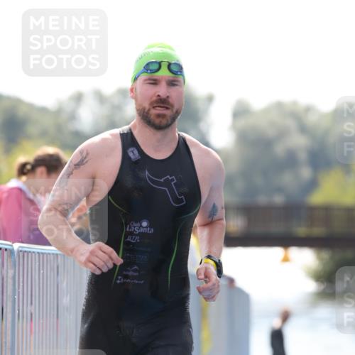 25.08.2024 - Elbe Triathlon Hamburg H.Heesch http://msf.ph/oto/6848759 25.08.2024 15:11:08 Schwimmen  meine-sportfotos.de