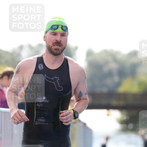 25.08.2024 - Elbe Triathlon Hamburg H.Heesch http://msf.ph/oto/6848766 25.08.2024 15:11:08 Schwimmen  meine-sportfotos.de