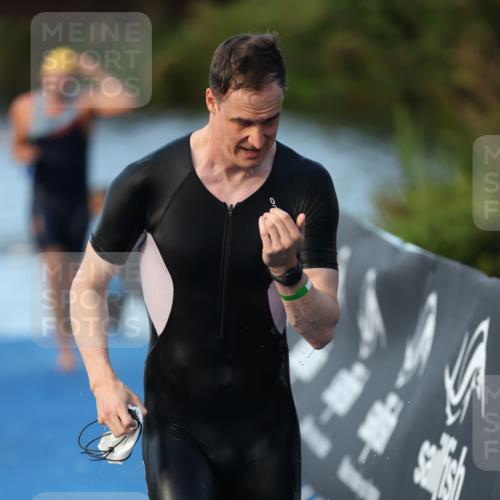 25.08.2024 - Elbe Triathlon Hamburg H.Heesch http://msf.ph/oto/6848770 25.08.2024 08:55:16 Schwimmen 262, 296 meine-sportfotos.de