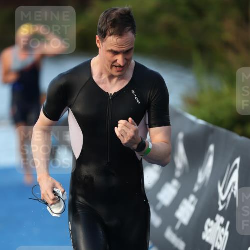 25.08.2024 - Elbe Triathlon Hamburg H.Heesch http://msf.ph/oto/6848779 25.08.2024 08:55:16 Schwimmen 262, 296 meine-sportfotos.de
