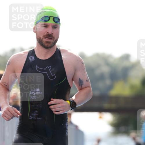 25.08.2024 - Elbe Triathlon Hamburg H.Heesch http://msf.ph/oto/6848781 25.08.2024 15:11:08 Schwimmen  meine-sportfotos.de