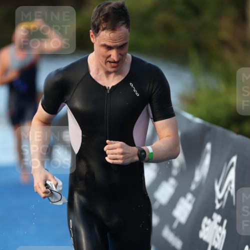 25.08.2024 - Elbe Triathlon Hamburg H.Heesch http://msf.ph/oto/6848783 25.08.2024 08:55:16 Schwimmen 262, 296 meine-sportfotos.de
