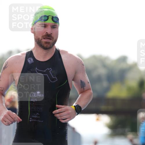 25.08.2024 - Elbe Triathlon Hamburg H.Heesch http://msf.ph/oto/6848790 25.08.2024 15:11:08 Schwimmen  meine-sportfotos.de