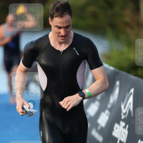 25.08.2024 - Elbe Triathlon Hamburg H.Heesch http://msf.ph/oto/6848792 25.08.2024 08:55:16 Schwimmen 262, 296 meine-sportfotos.de
