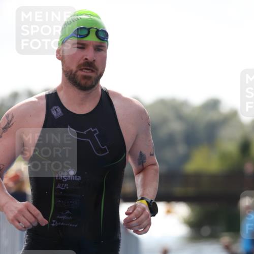 25.08.2024 - Elbe Triathlon Hamburg H.Heesch http://msf.ph/oto/6848797 25.08.2024 15:11:08 Schwimmen  meine-sportfotos.de