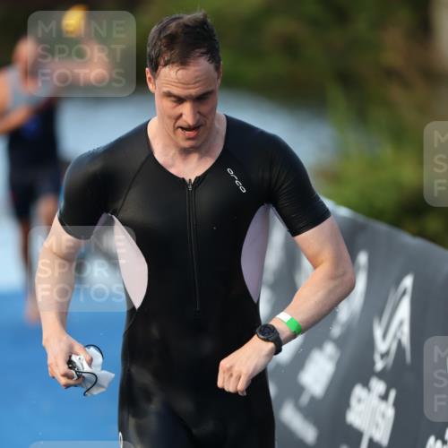 25.08.2024 - Elbe Triathlon Hamburg H.Heesch http://msf.ph/oto/6848800 25.08.2024 08:55:16 Schwimmen 262, 296 meine-sportfotos.de