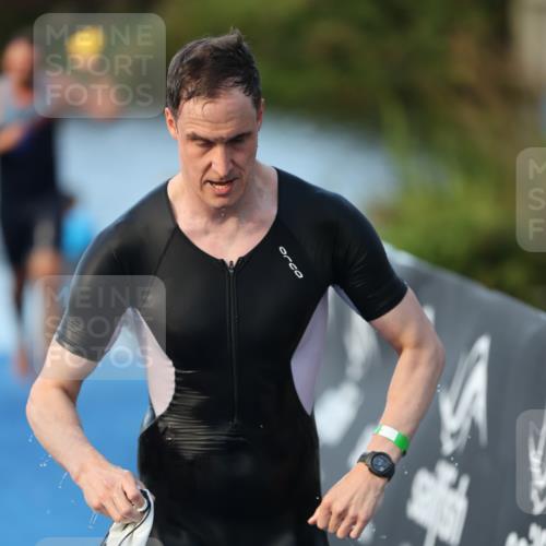 25.08.2024 - Elbe Triathlon Hamburg H.Heesch http://msf.ph/oto/6848815 25.08.2024 08:55:16 Schwimmen 262, 296 meine-sportfotos.de