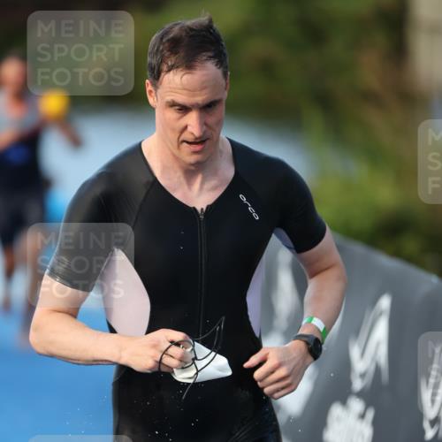 25.08.2024 - Elbe Triathlon Hamburg H.Heesch http://msf.ph/oto/6848827 25.08.2024 08:55:16 Schwimmen 262, 296 meine-sportfotos.de