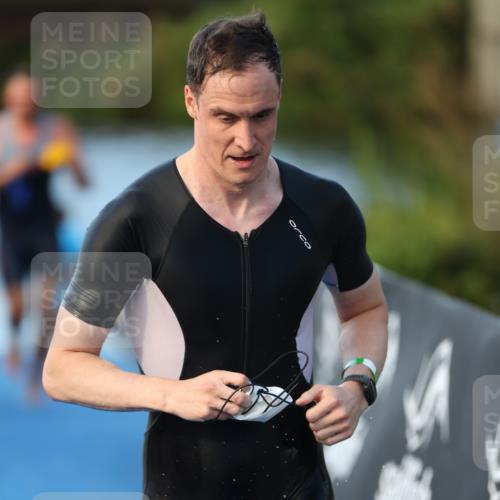 25.08.2024 - Elbe Triathlon Hamburg H.Heesch http://msf.ph/oto/6848835 25.08.2024 08:55:16 Schwimmen 262, 296 meine-sportfotos.de