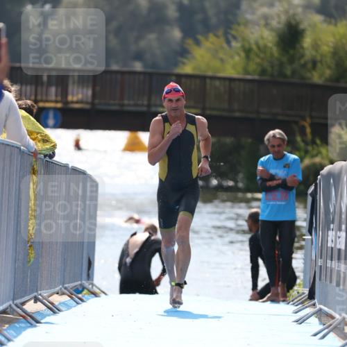 25.08.2024 - Elbe Triathlon Hamburg H.Heesch http://msf.ph/oto/6848836 25.08.2024 15:12:16 Schwimmen  meine-sportfotos.de