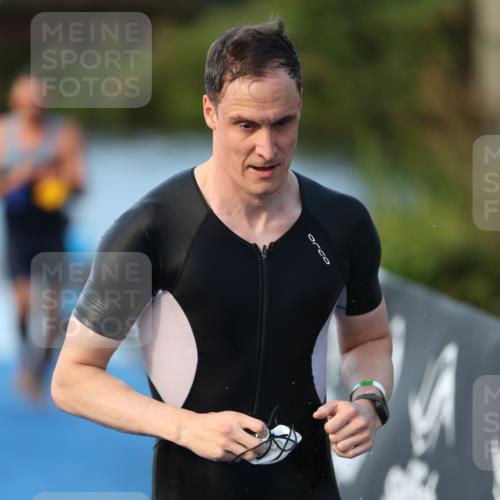 25.08.2024 - Elbe Triathlon Hamburg H.Heesch http://msf.ph/oto/6848840 25.08.2024 08:55:16 Schwimmen 262, 296 meine-sportfotos.de