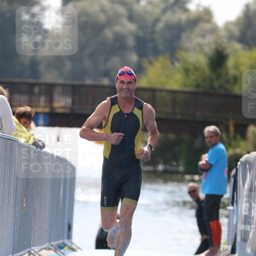 25.08.2024 - Elbe Triathlon Hamburg H.Heesch http://msf.ph/oto/6848842 25.08.2024 15:12:17 Schwimmen  meine-sportfotos.de