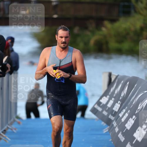 25.08.2024 - Elbe Triathlon Hamburg H.Heesch http://msf.ph/oto/6848849 25.08.2024 08:55:18 Schwimmen 262, 296 meine-sportfotos.de