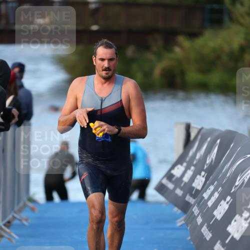 25.08.2024 - Elbe Triathlon Hamburg H.Heesch http://msf.ph/oto/6848858 25.08.2024 08:55:18 Schwimmen 262, 296 meine-sportfotos.de