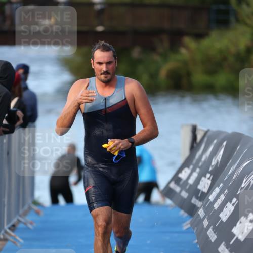 25.08.2024 - Elbe Triathlon Hamburg H.Heesch http://msf.ph/oto/6848874 25.08.2024 08:55:18 Schwimmen 262, 296 meine-sportfotos.de