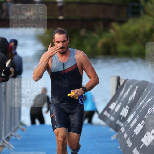25.08.2024 - Elbe Triathlon Hamburg H.Heesch http://msf.ph/oto/6848881 25.08.2024 08:55:18 Schwimmen 262, 296 meine-sportfotos.de